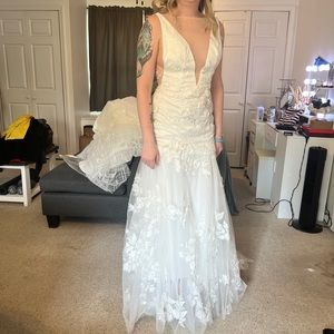 Never worn wedding dress (Except to try on)